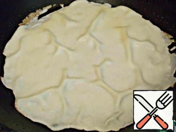 Quickly bake thin pancakes. In addition, they are very thin so they are still very beautiful due to the fact that when baking the first side, the top of the dough obtained from the figure grooves. When you turn they baked and the result is beauty.