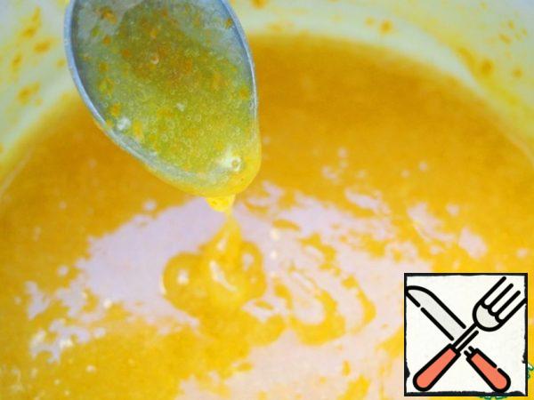 In 100 ml of cold water to dissolve starch, pour a thin stream to the sauce, while continuously stirring with a whisk. Cook until the sauce thickens. Then remove from heat.