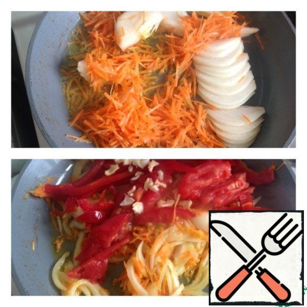 Onions cut into half rings, carrots grate on a coarse grater and put fry in a small amount of oil. Bulgarian pepper cut into strips, finely chop garlic with a knife, cut tomatoes into slices, and add to the vegetables, continuing to simmer the vegetables over low heat under a closed lid, pour 50 ml of water.