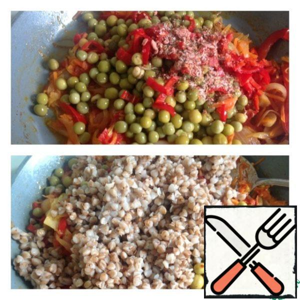 When the vegetables are almost ready, add the peas, salt, spices and finely chopped chili pepper. Mix everything and simmer for 2 minutes. Then pour in the boiled buckwheat, stir and then simmer under the lid for a couple of minutes.
