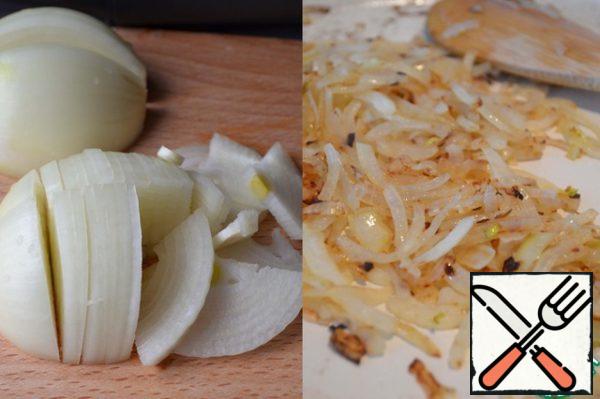 Onion cut into 4 parts and cut into thin slices, fry until Golden brown in vegetable oil. Remove the onion and fry pancakes in the same pan.