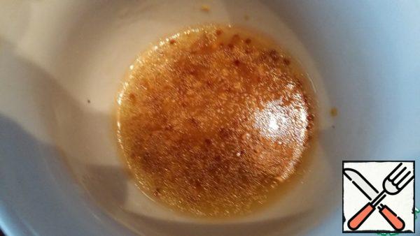 Lightly whisk mustard with seeds and lemon zest with vegetable oil and grape vinegar, seasoning with a pinch of salt and sugar.
