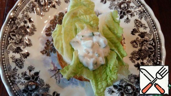 Put lettuce leaves on the bottom of the bun and grease them with mayonnaise sauce.