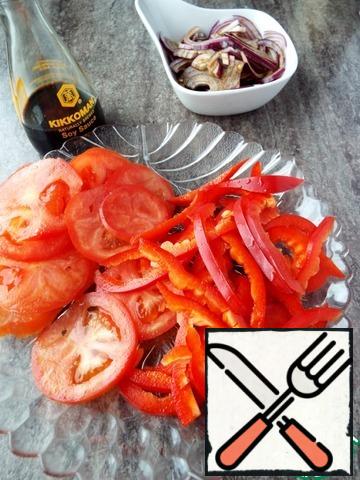 Tomato cut into slices, pepper-thin strips.