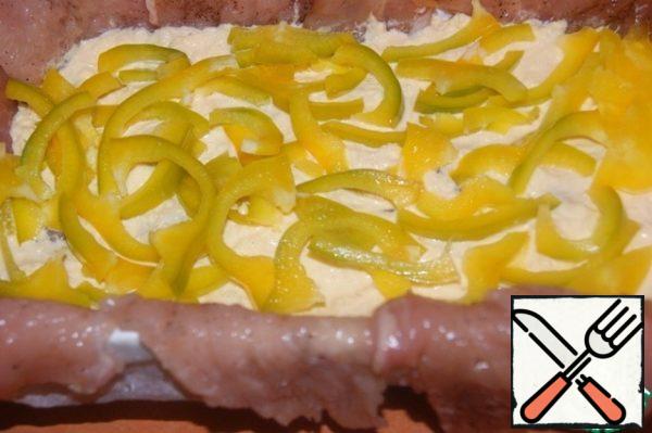 Put 1/3 of the filling on the fillet, sprinkle with yellow-green pepper, cut into thin strips.
