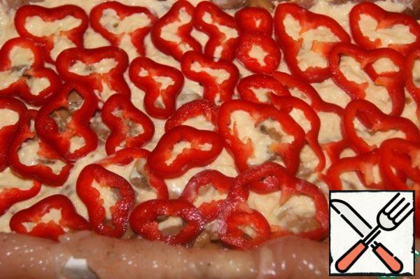 Put the red pepper, cut into thin rings, and cover with the remaining filling.
