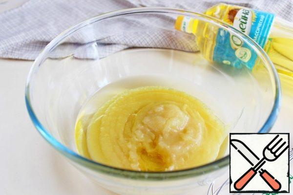 Mix the finished apple with vegetable oil.

