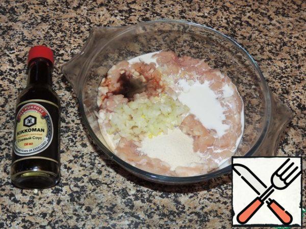 Add cream, chopped onion, semolina and soy sauce to chicken minced meat. Pepper and mix well.