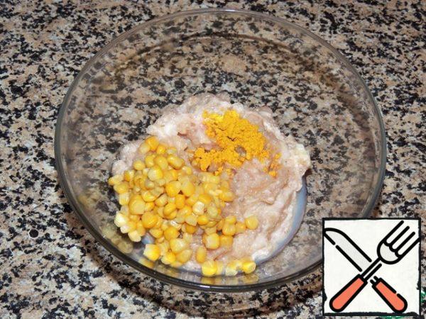 For the yellow layer in the second half of the minced meat add turmeric and corn.