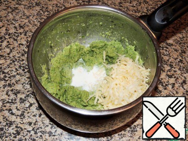 Put 3 tablespoons, whisk the rest of the puree with a blender with cream and grated cheese. Add salt and pepper, add the whole peas. P.S. By the way, this is a great pate, with white croutons it turns out very tasty!
