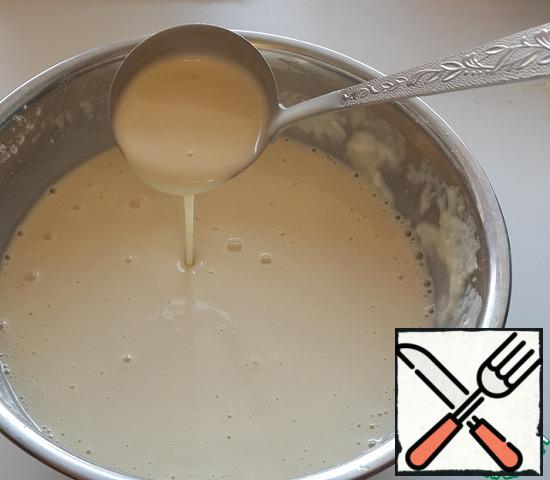 Add vegetable oil to the dough and stir. You can make pancakes only on broth or take it in half with milk (whey) - that will be at hand.
