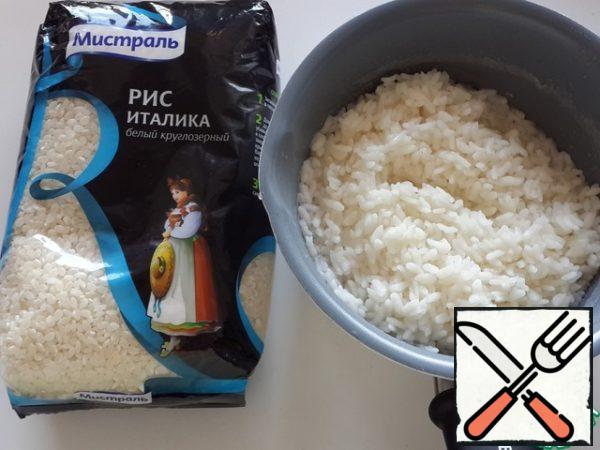 For the filling, cook the short-grain rice. I have Italian rice from Mistral. It is tastier to cook rice in chicken broth, of course. But can be and on water.