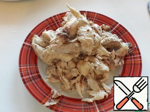 Cut boiled chicken into pieces.