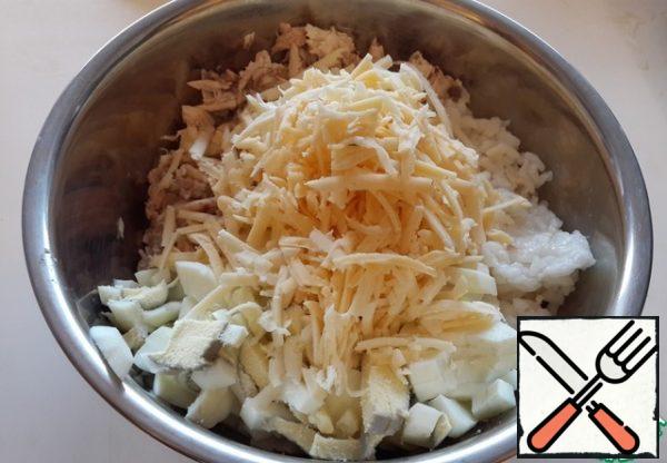 Mix boiled rice, chicken, sliced eggs and grated cheese - try salt, salt if necessary. Season the filling with melted butter.