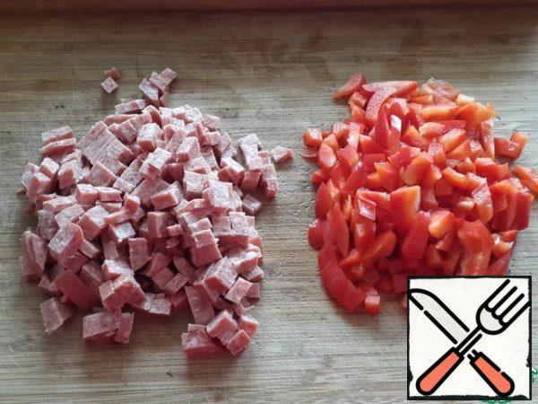 For the filling, cut the bell pepper and sausage.