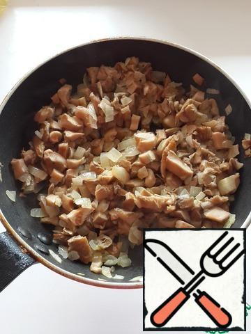 Mushrooms and onions fry in oil. I have mushrooms were frozen, can be take fresh.