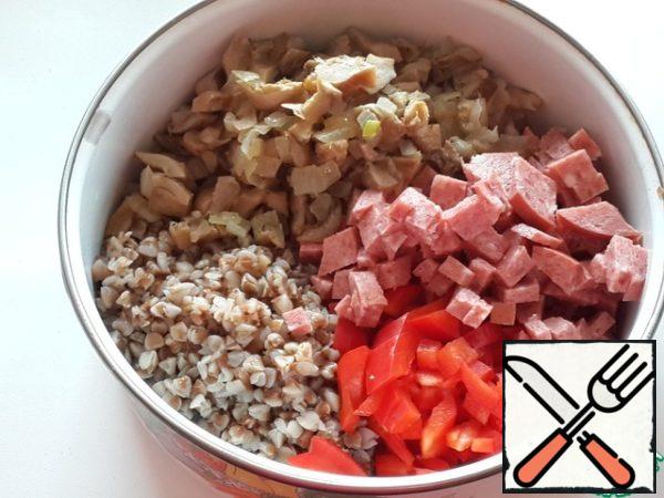 Mix buckwheat with sausage, bell pepper and fried onion with mushrooms.
