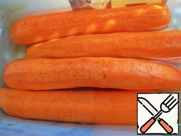 Large carrots peel, wash.