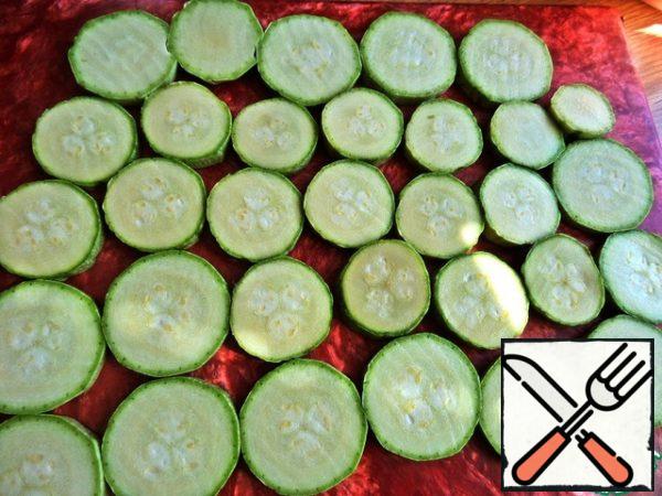 In the meantime, let's do zucchini. Zucchini "milk" to wash, cut into rings directly with skin.