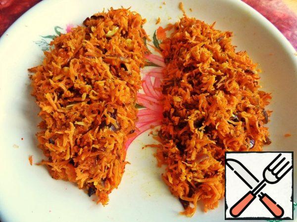 Put the carrot filling on a plate and divide in half. You can leave some for the top. If the size of the zucchini allows, you can make a turret and higher, then divide the filling into 3 layers.
