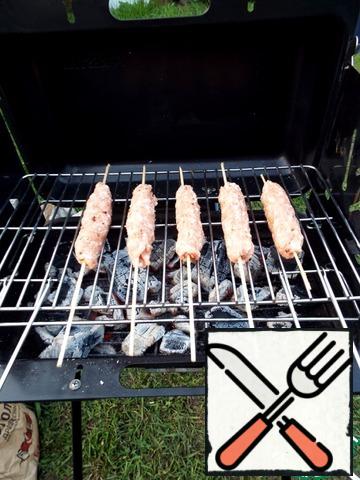 Frying sausages on grill, on medium heat.
