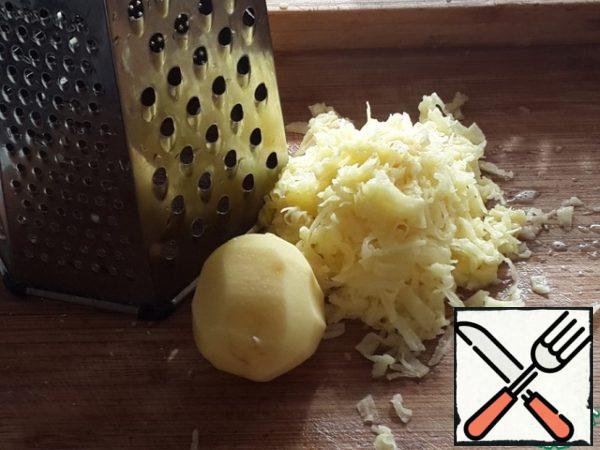Grate the raw potatoes.