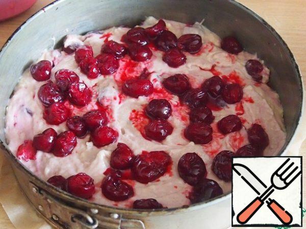 The bottom of the split mold for the cake lay baking paper.
Put the dough up to put the rest of the cherries.
Bake in a preheated oven at 180 degrees for about 40-45 minutes.
Ready to check with a match.