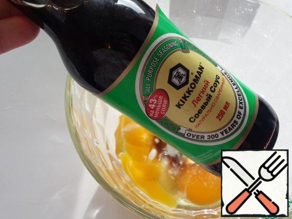 Mix eggs with sugar, soy sauce and sour cream.
