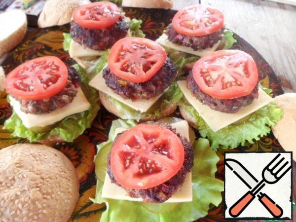 Next-a thin slice of cheese, it-ready steak, it-a circle of tomatoes and close the second half of the bread.