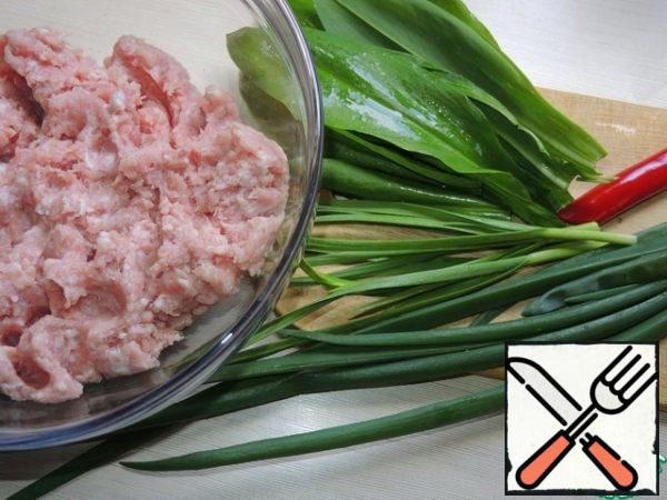 In a pre-prepared minced meat, add chopped green onion, green garlic, wild garlic, red chili, salt and pepper to taste and mix well with your hands.