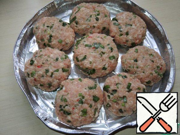 Form round patties, about 2cm thick, put them on a plate, cover and refrigerate for 20-30 minutes.