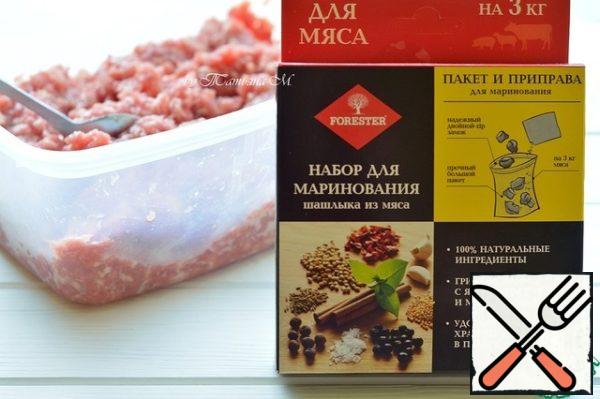 Mix minced meat with spices, salt, eggs;
