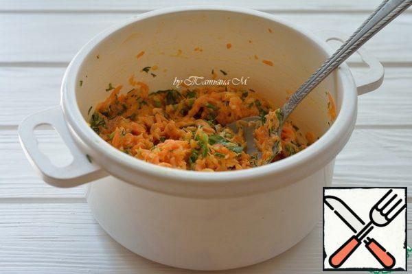 Grate carrots, add finely chopped greens, garlic, salt, season with sour cream, mix;