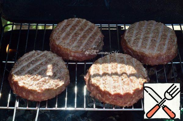 For beauty, try to keep the grid pattern on burgers;