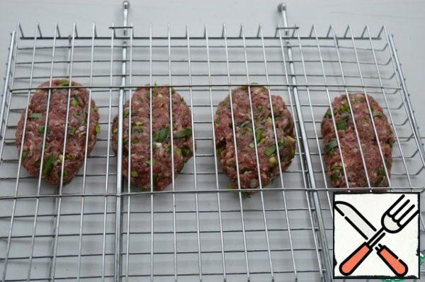 Form patties, so latticed. The grill we have a great. And it is convenient, and quality steel, easy to clean. So it's safe cutlets in her post. Anything that sticks is easy to clean.