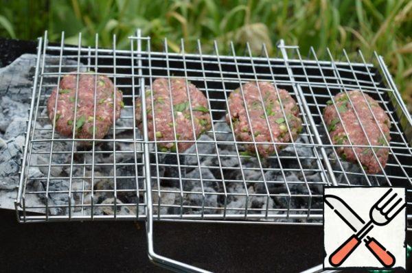 And we will fry it on white coals, turning it over more often. The handle at the grill is comfortable, does not heat up. There will be no problems with turning over.
