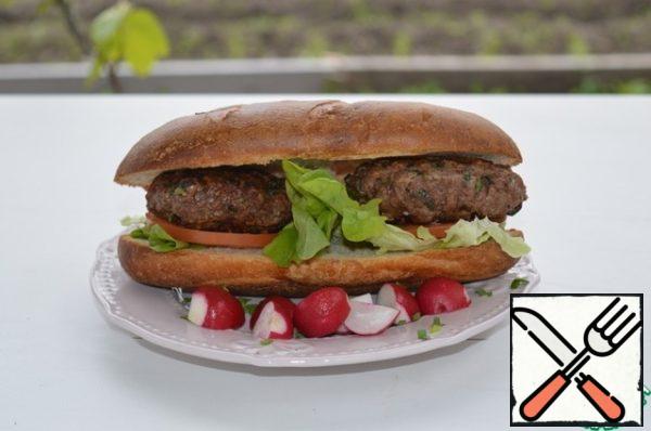 And a Burger. Cut the bun, decorate with herbs, tomatoes, radishes. And meatballs on top. And feed a healthy and tasty sandwich to their loved ones.
