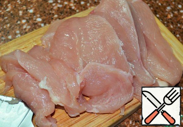 The cooking time is indicated without taking into account the pickling of the breast. Wash chicken breast, dry with paper towel, remove bone and skin. Cut into strips.