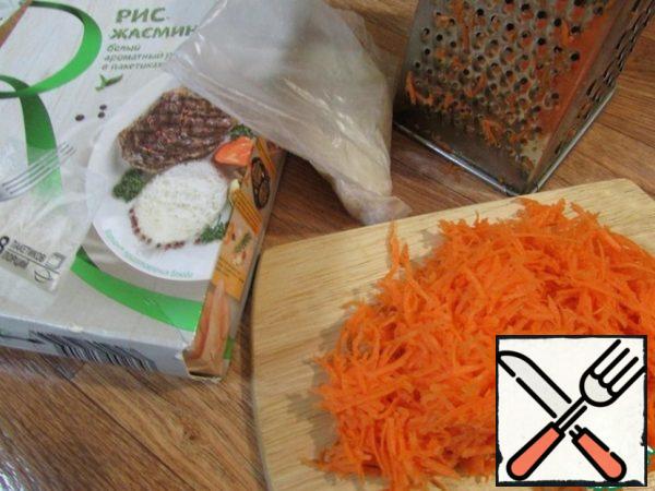 Wash the carrots and peel them.
Grate on a fine grater.