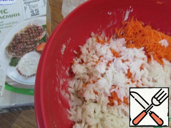 In a bowl, mix rice and carrots.