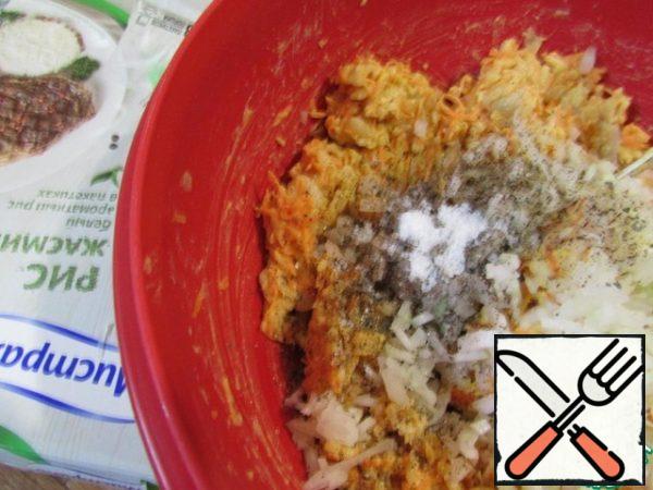 Add onion and bean puree to the rice-carrot mass.
Salt and pepper. Mix everything and knead again.
