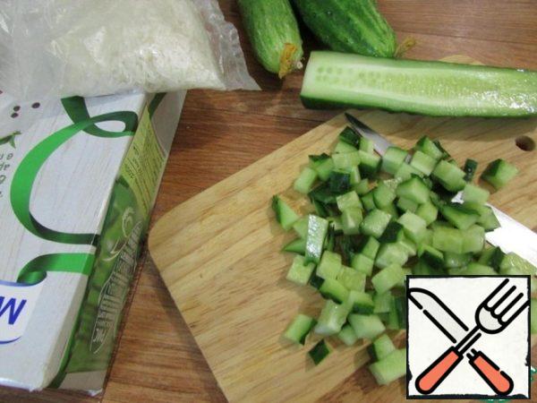 While the burgers are baked, prepare cucumber-pineapple salsa.
Wash, dry and dice cucumbers.