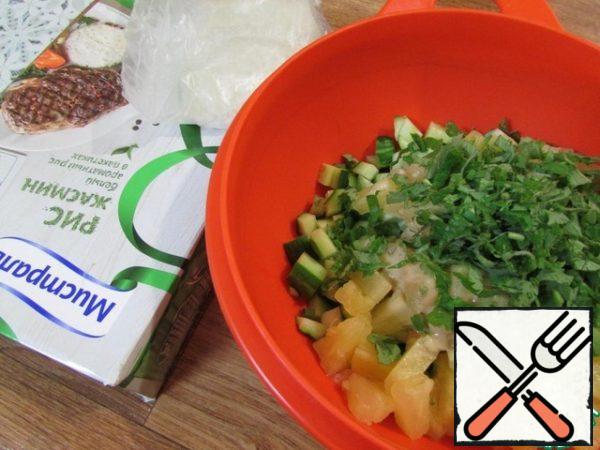 Add mint to the cucumber mass.
Add salt and pepper to taste.
Mix everything thoroughly. Put it in the refrigerator.
