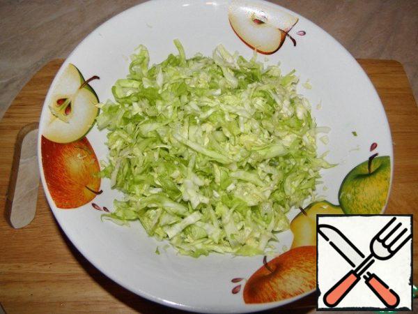 Then add salt to the cabbage, add 2-3 pinches of sugar and rub with your hands until the juice forms.
