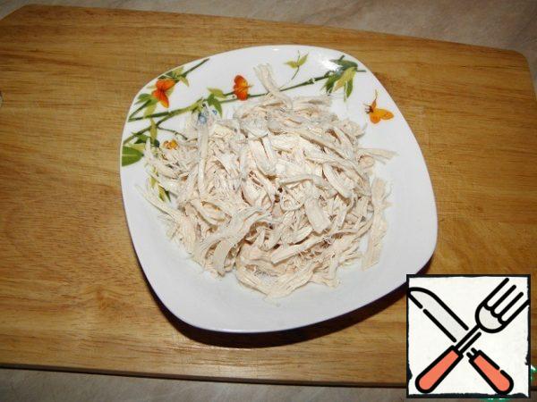 Disassemble the chicken meat into fibers.