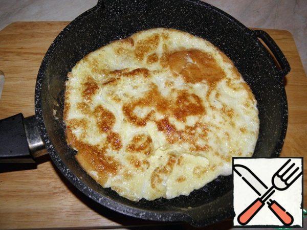 Fry the pancakes in a frying pan with vegetable oil.