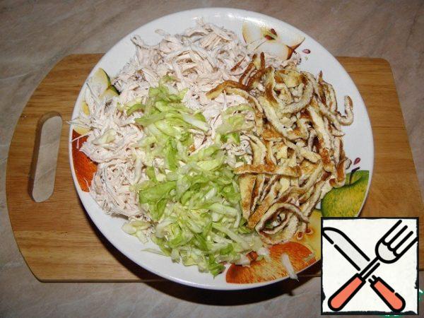 Combine cabbage with chicken and pancakes, season with mayonnaise.