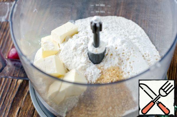 Sift flour with baking powder and salt into a blender Cup, add 2 tablespoons of sugar, 50 g of cold butter, cut into cubes.