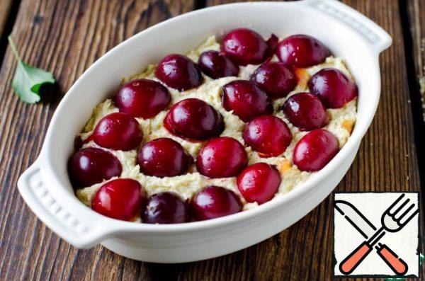 Wash the plums and cut them into halves, removing the bones. Put them on the dough side down, pressing lightly.
