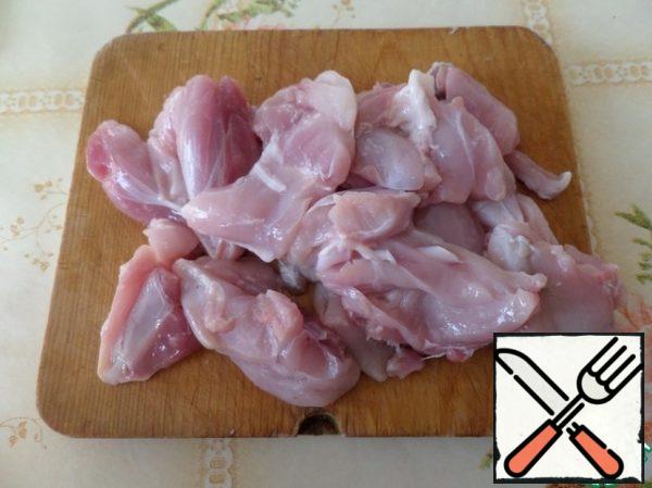 Rabbit meat is washed with water.
Separate from the bone. Slice.

